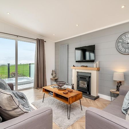 Midsomer Lodges Pilton Exterior photo
