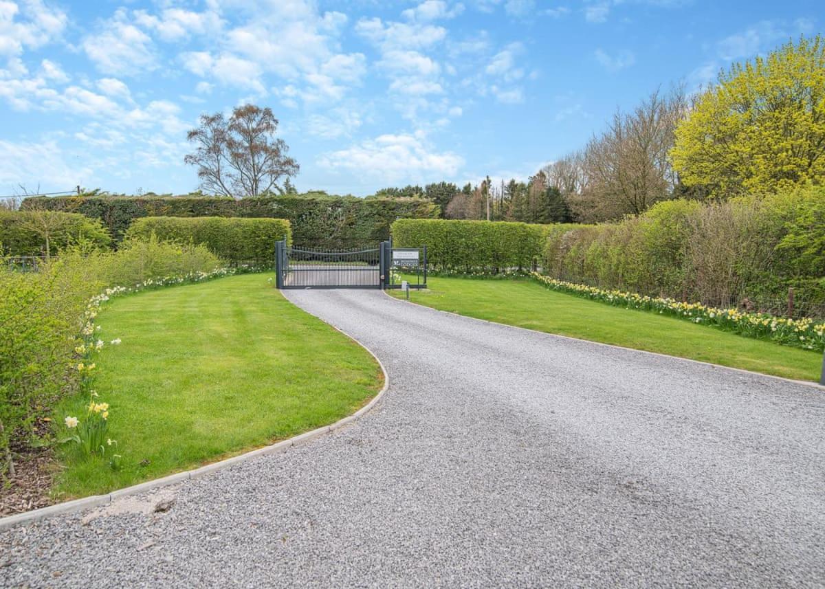 Midsomer Lodges Pilton Exterior photo