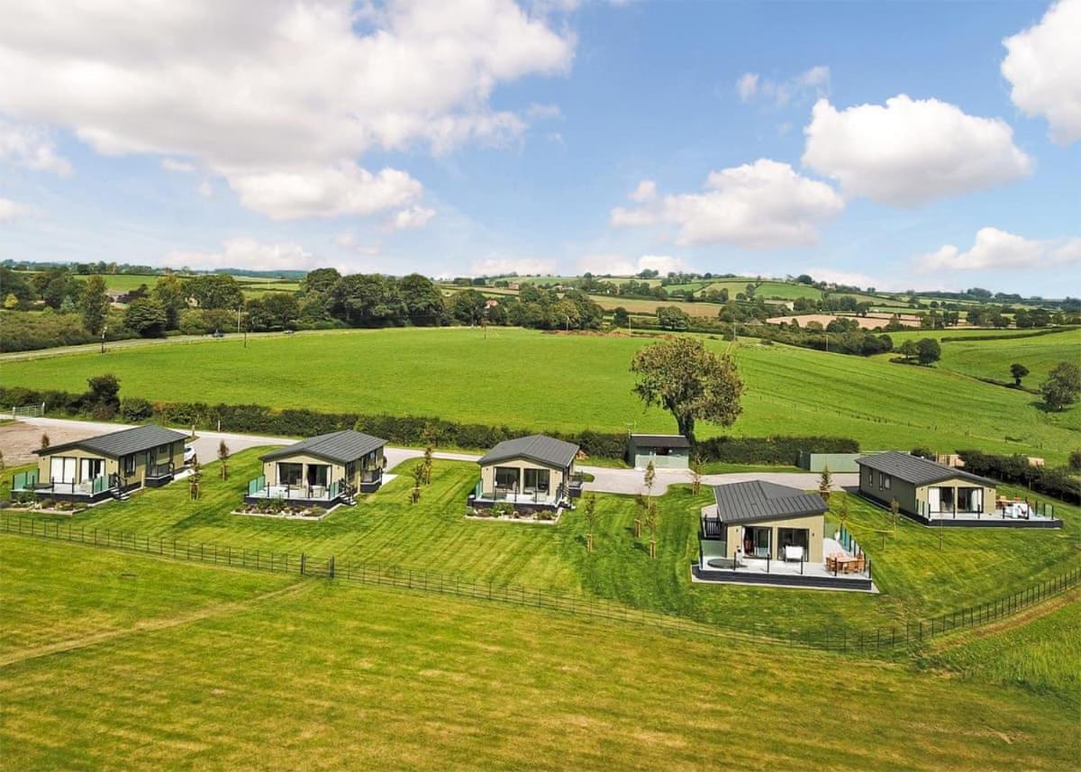 Midsomer Lodges Pilton Exterior photo