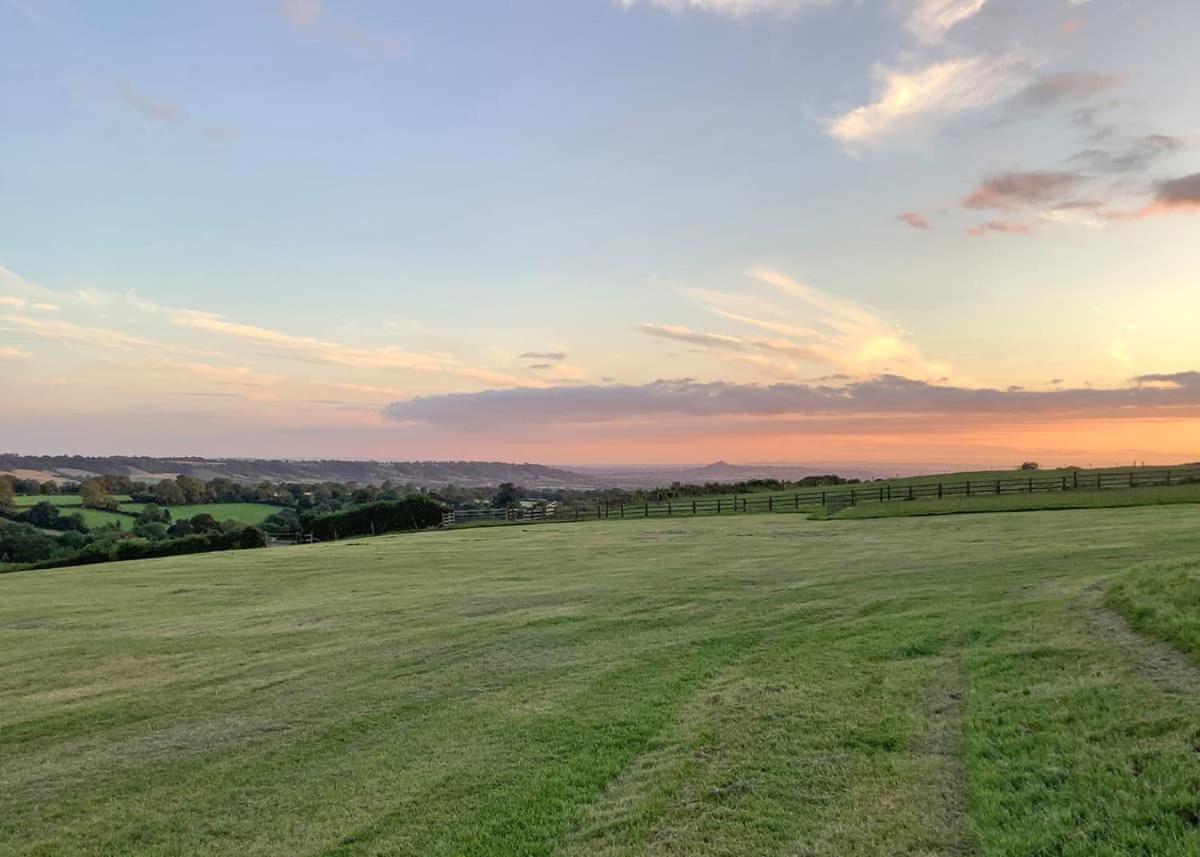Midsomer Lodges Pilton Exterior photo