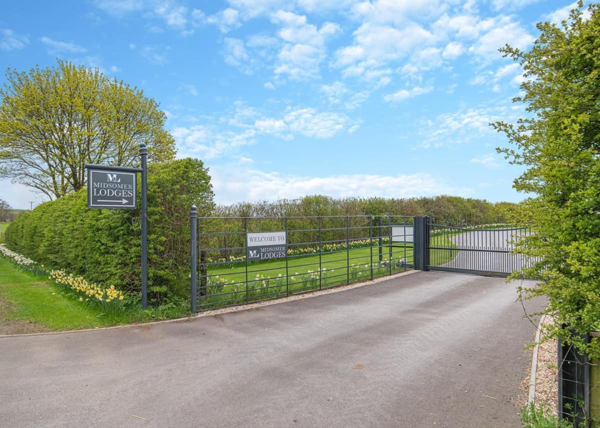 Midsomer Lodges Pilton Exterior photo