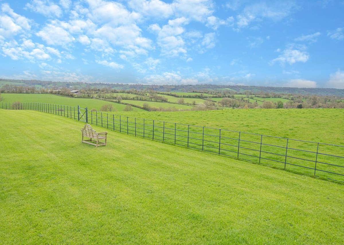 Midsomer Lodges Pilton Exterior photo